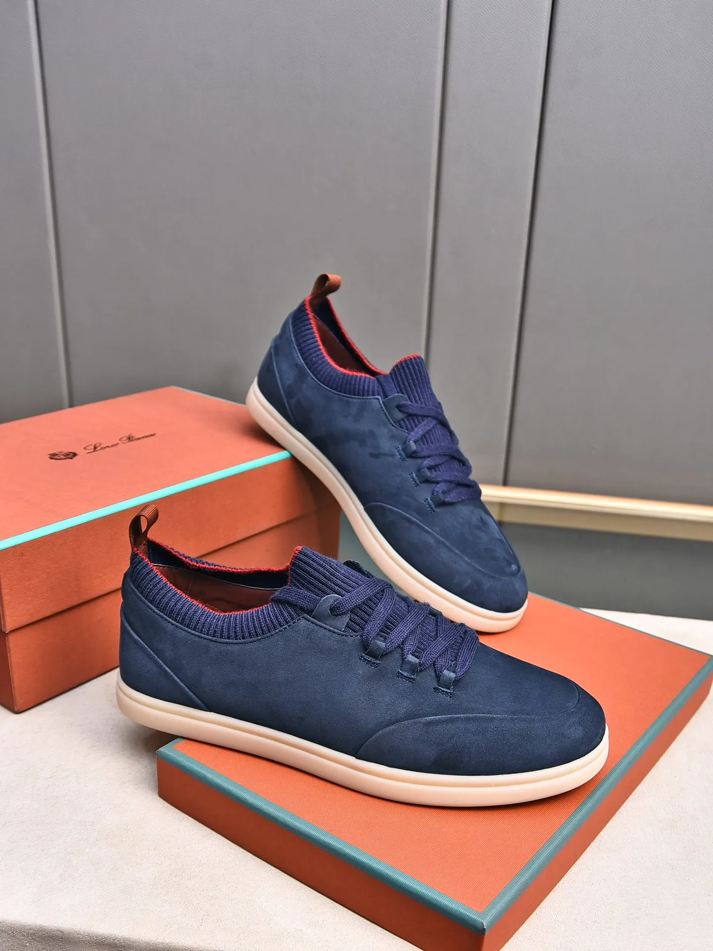 Men's Men's Shoes 💰500 LP's new product Loro Pian* 诺yo* Pianya Soho Walk These casual shoes and loafers are made of first-layer small nubuck cowhide. The texture is light, soft and comfortable. The mouth and tongue are decorated with high-density two-color knitting. The heel is decorated with a Kummel-colored original webbing pull-loop, which presents a unique three-dimensional effect. The unique version narrows slightly in the middle, and is decorated with details of the same material as shoelace eyelets. The original open-molded lightweight TPU rubber sole and spikes enhance traction and stability, and are full of modern aesthetic functional details. The rear is equipped with a cushion pad to enhance wearing comfort. It is sold in a complete package at the counter and is available in multiple colors!  Standard counter code number: 38～44# (45 customized)